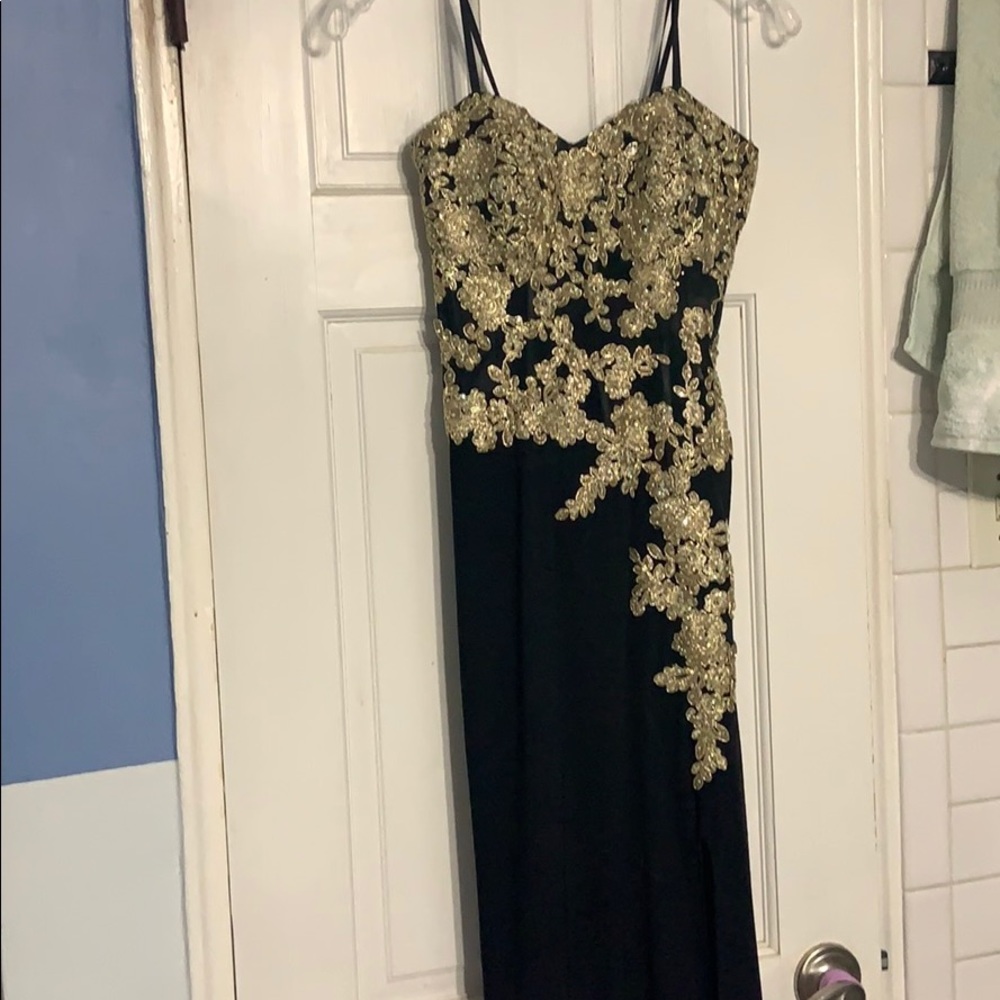 Beautiful black and gold prom dress🖤